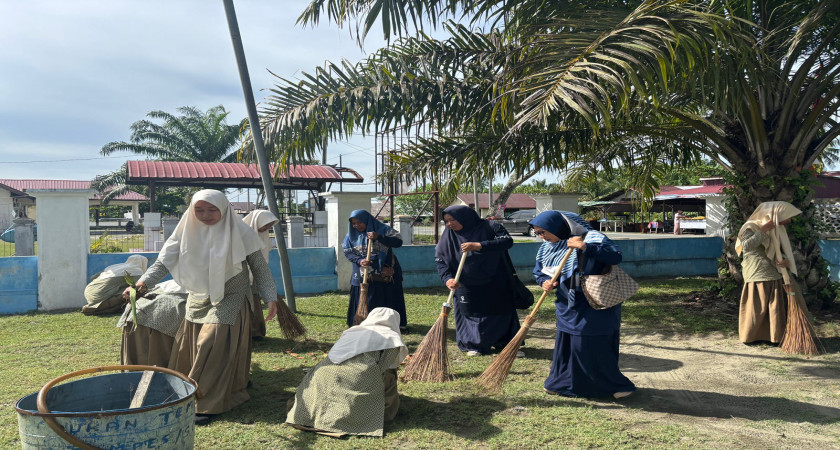 Peringati Hari Anak Nasional 2025 Siswa MAN 2 Aceh Barat Semangat Gelar Bakti Sosial di Masjid