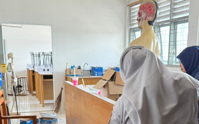 Bersih-Bersih Laboratorium IPA di MAN 2 Aceh Barat: Wujudkan Lingkungan Belajar yang Nyaman dan Sehat