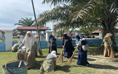 Peringati Hari Anak Nasional 2025 Siswa MAN 2 Aceh Barat Semangat Gelar Bakti Sosial di Masjid